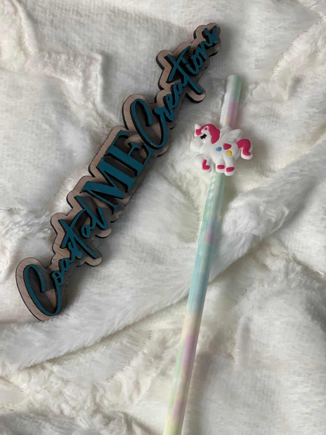 Pastel straw with unicorn charm